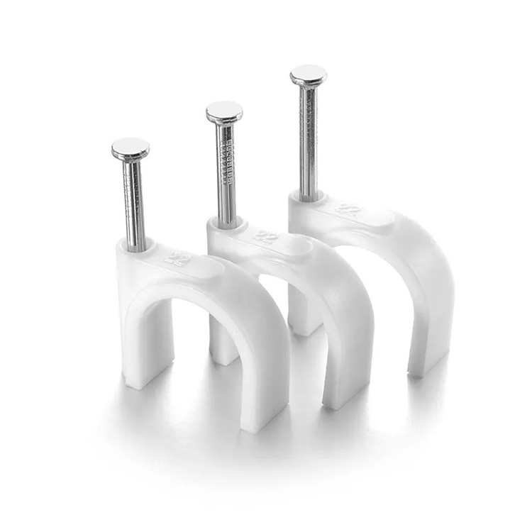 In che modo i fermagli per cavi piatti migliorano l'efficienza del percorso dei cavi?