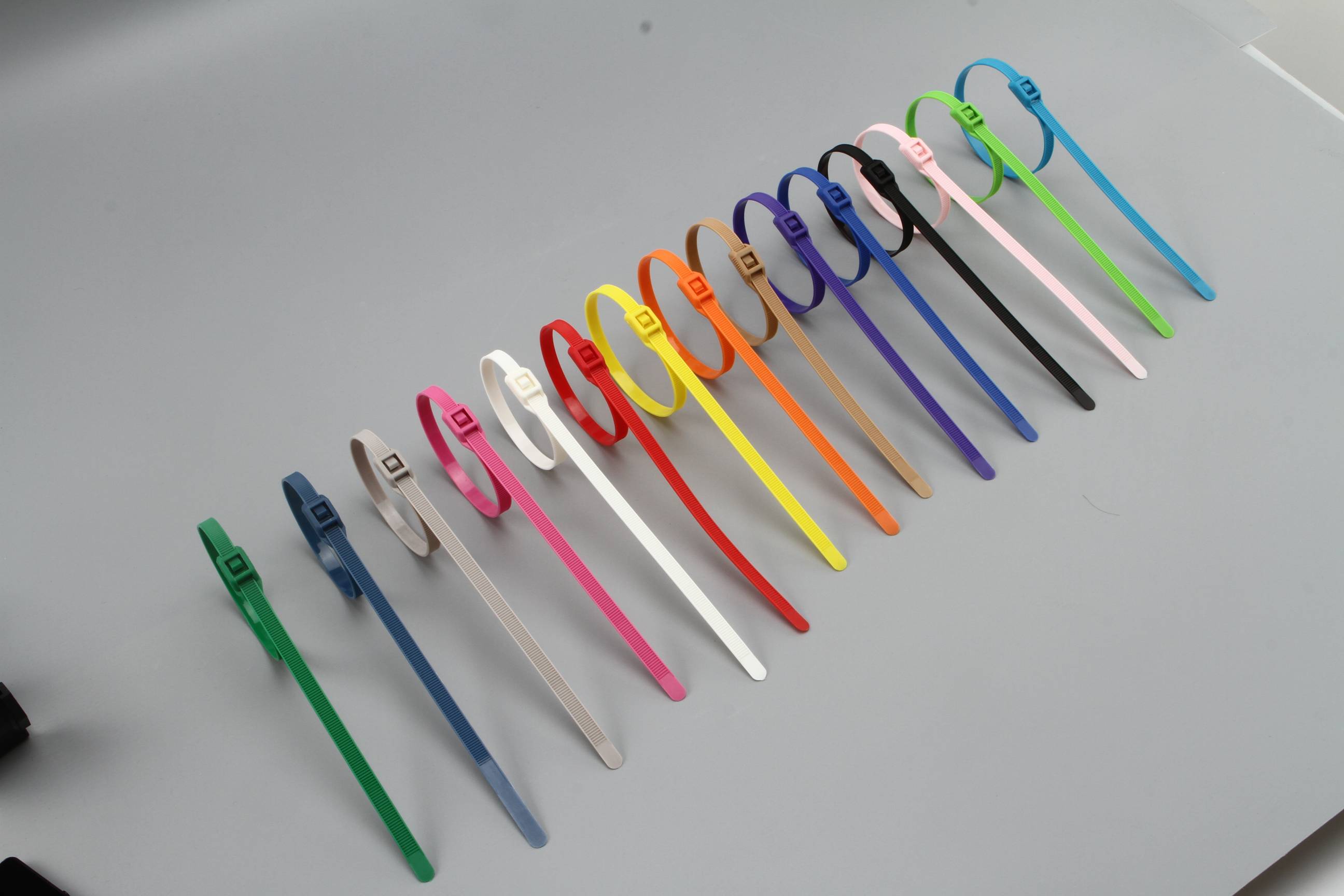 Cravatta in nylon regolabile