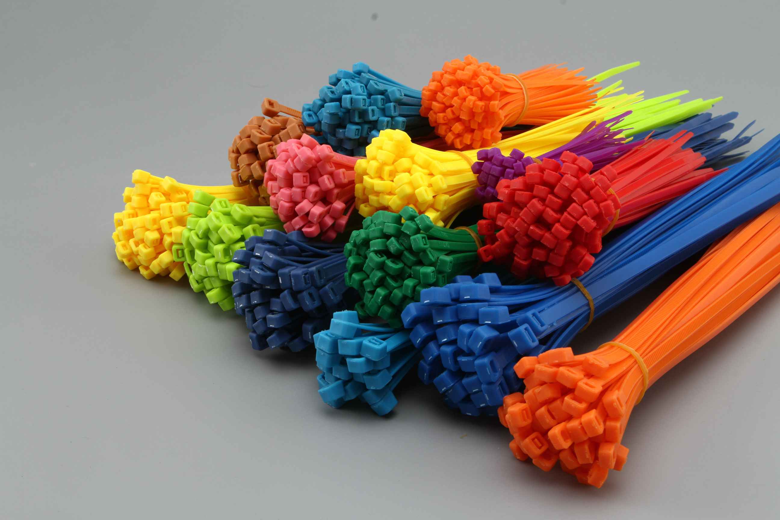 Cravatte per cavi in ​​nylon regolabili